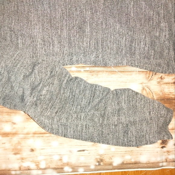 Long sleeve grey shirt with detakled sleeve - Picture 3 of 3